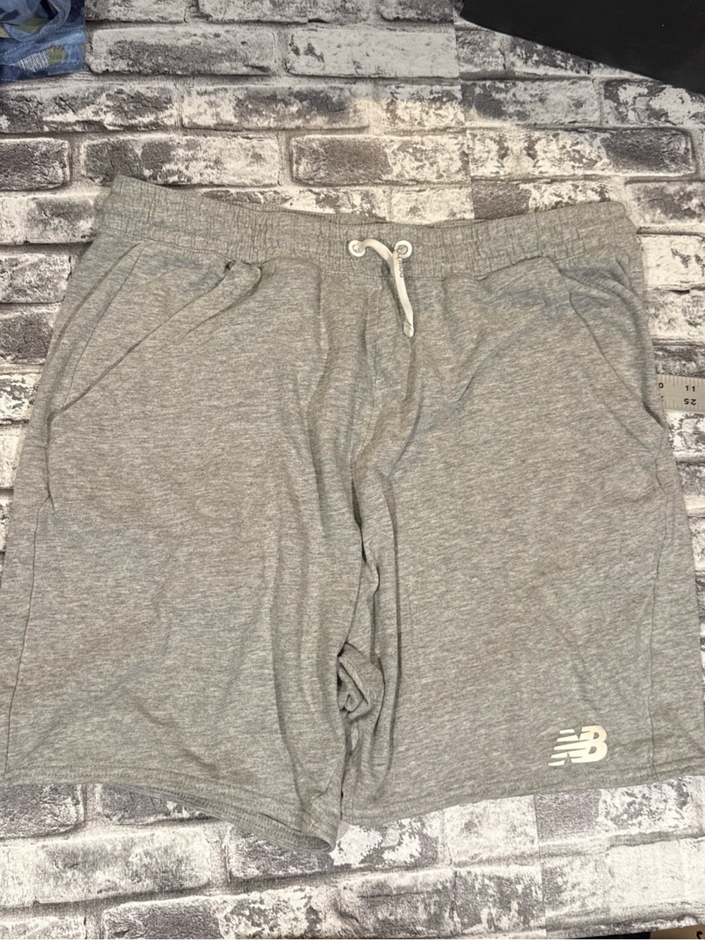 New Balance Men's Gray Knit Athletic Shorts L Drawstring Elastic Waist Pockets